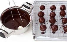 Palline al cocco ricoperte di cioccolato