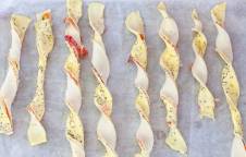 Treccine di sfoglia allo speck, GranMix al Pecorino Ferrari e semi di papavero