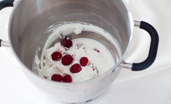 Tortine al cioccolato con panna e lamponi