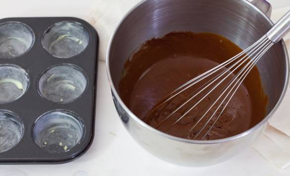 Tortine al cioccolato con panna e lamponi